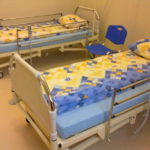 Wyposażenie w łóżka szpitalne i krzesła ISO oddziału szpitalnego w Międzynarodowym Centrum Słuchu i Mowy w Kajetanach