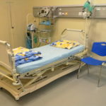 Wyposażenie w łóżka szpitalne oddziału szpitalnego w Międzynarodowym Centrum Słuchu i Mowy w Kajetanach