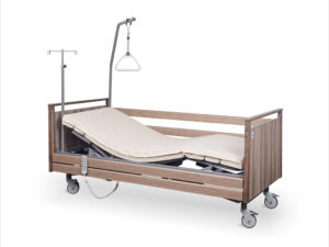 Łóżko rehabilitacyjne elektryczne A-6-3S/T w obudowie drewnianej z wyposażeniem przeznaczone do opieki długoterminowej nad pacjentem