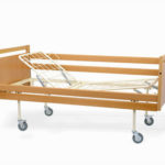 Łóżko rehabilitacyjne A4 w obudowie drewniane przeznaczone do opieki długoterminowej nad pacjentem