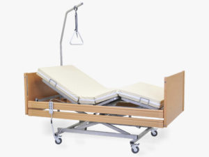 Łóżko rehabilitacyjne Magda z wyposażeniem w obudowie drewniane przeznaczone do opieki długoterminowej nad pacjentem