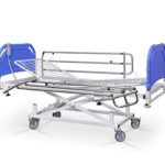 Łóżko rehabilitacyjne szpitalne elektryczne A z barierkami bocznymi – szczyty tworzywowe
